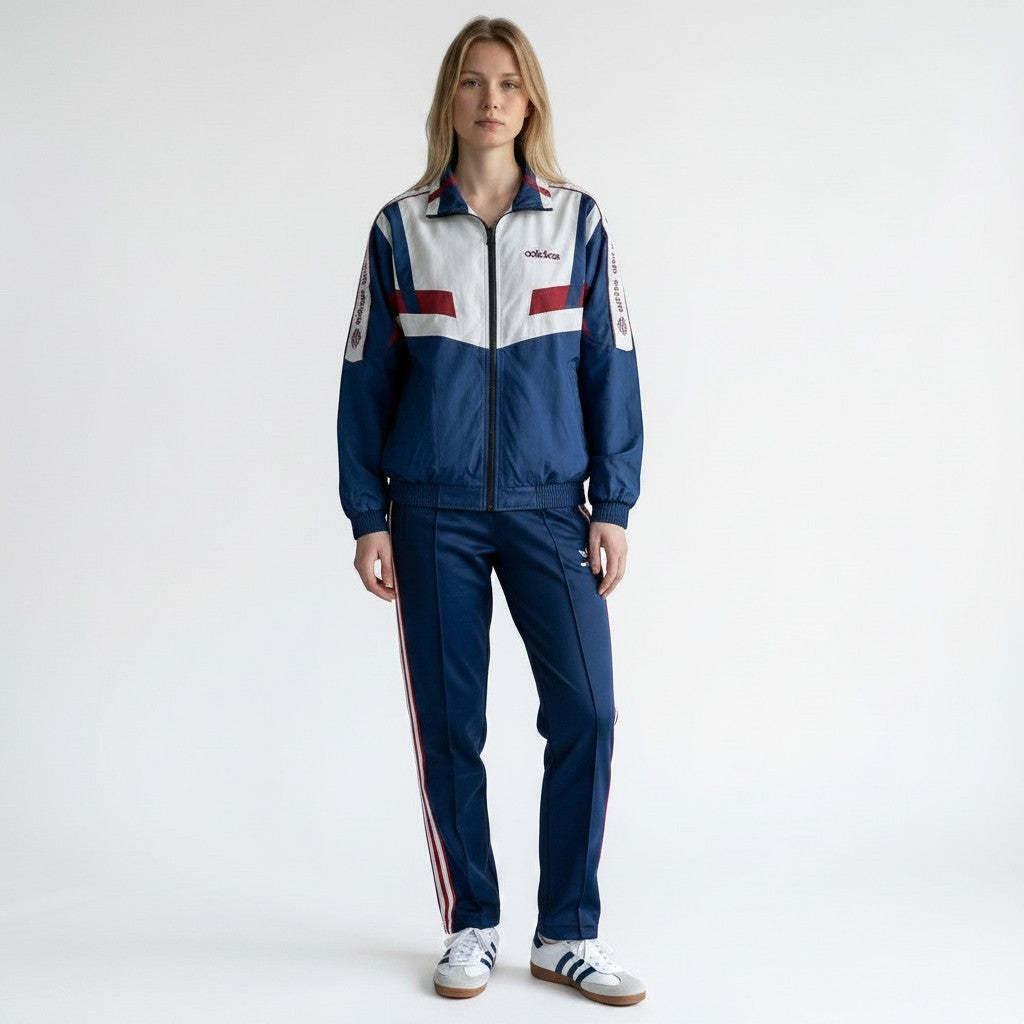 Modelo vistiendo chaqueta deportiva vintage originals vault Adidas con paneles chevron blancos, azules y rojos